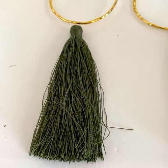Gorjana 18k gold plated half hoops gold post large hanging green tassel brandnew - Picture 3 of 3
